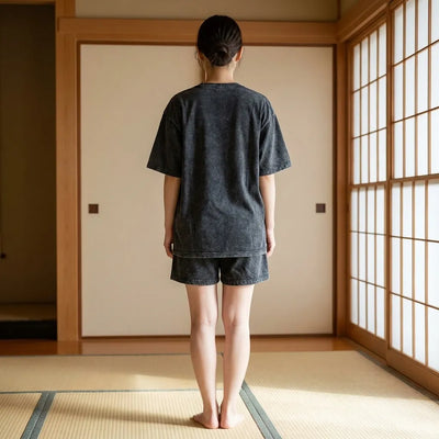 Camiseta japonesa Akita, vista trasera en look streetwear