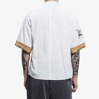 Hombre con tatuaje irezumi vistiendo camiseta japonesa blanca de algodón