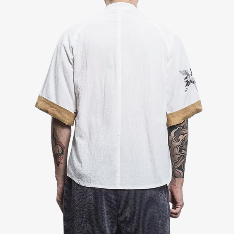Hombre con tatuaje irezumi vistiendo camiseta japonesa blanca de algodón