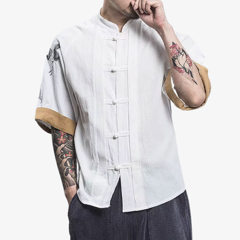 Camiseta japonesa blanca con detalles artesanales y estilo streetwear