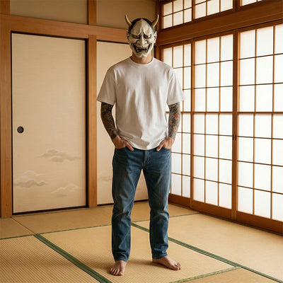 Persona con camiseta blanca japonesa y vaqueros azules en una sala tradicional con paneles shoji