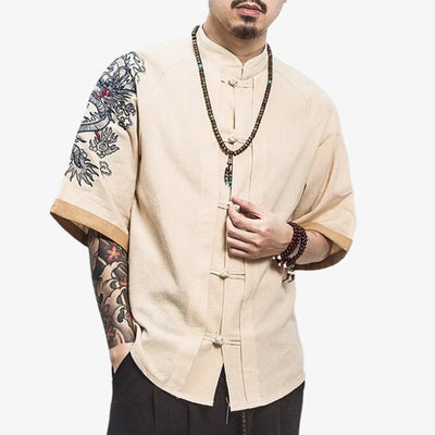 Hombre con camiseta dragón japonés con motivo bordado de dragón inspirado en la mitología tradicional japonesa, ideal para looks streetwear atrevidos