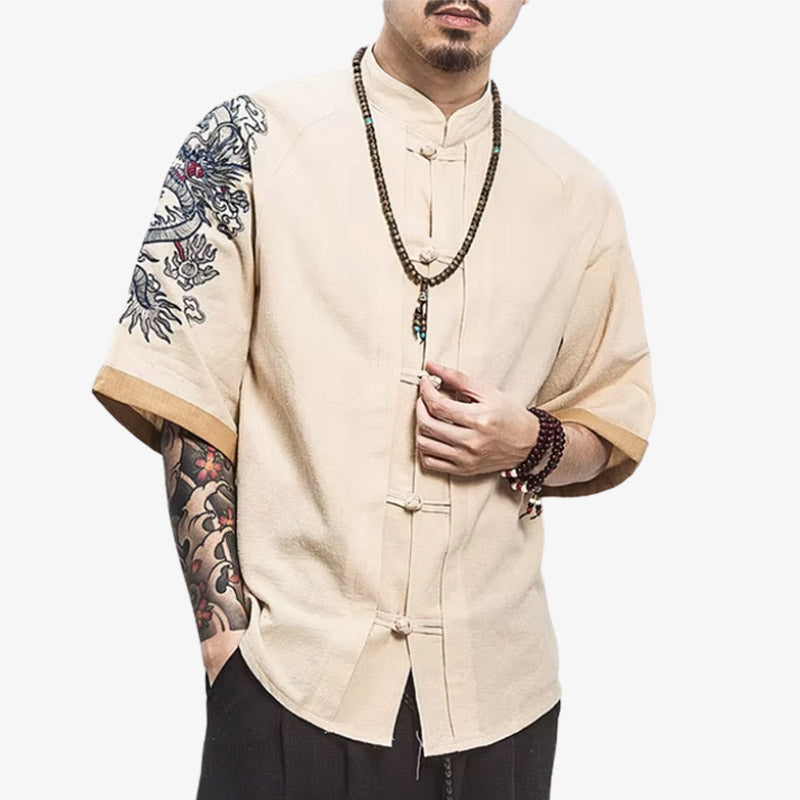 Hombre con camiseta dragón japonés con motivo bordado de dragón inspirado en la mitología tradicional japonesa, ideal para looks streetwear atrevidos