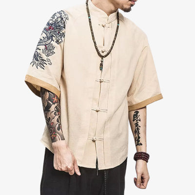 Hombre con camiseta dragón japonés tradicional con una estampación dinámica y culturalmente rica que captura el espíritu del folclore japonés