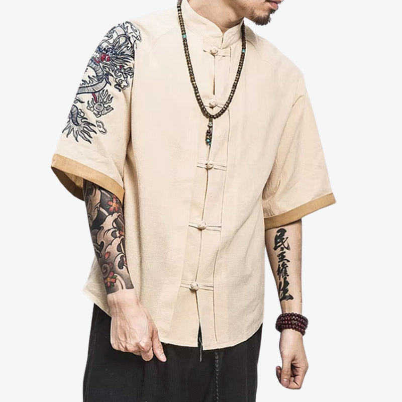 Hombre con camiseta dragón japonés tradicional con una estampación dinámica y culturalmente rica que captura el espíritu del folclore japonés