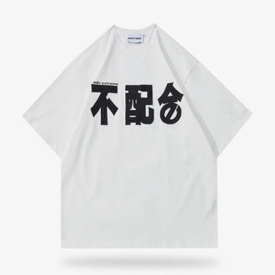 Camiseta japonesa con caracteres kanji impresos sobre tejido suave