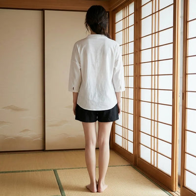 Espalda de la camiseta japonesa blanca de lino de manga tres cuartos
