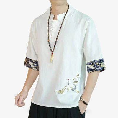 Hombre vistiendo una camiseta blanca de estilo tradicional japonés con un collar de joyería