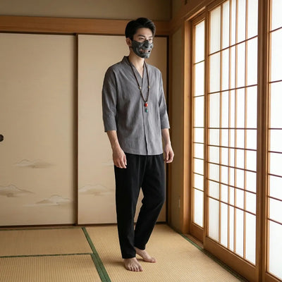 Detalle del cuello de pico de la camiseta japonesa gris de lino