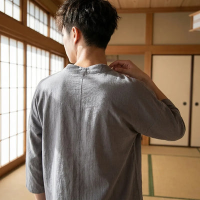 Espalda lisa de la camiseta japonesa gris de estilo minimalista