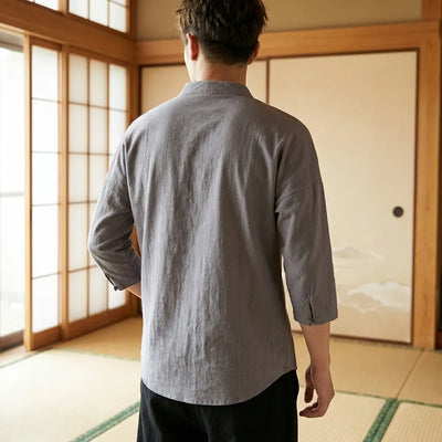 Vista trasera de la camiseta japonesa gris de lino en un hombre