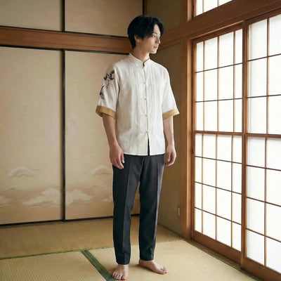 Camiseta japonesa blanca con grulla Tsuru bordada en el hombro
