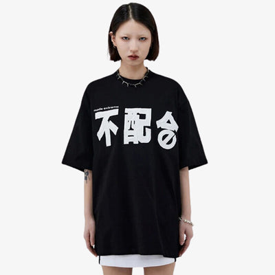 Mujer vestida con una camiseta japonesa con letras kanji modernas, perfecta para looks casuales inspirados en Japón
