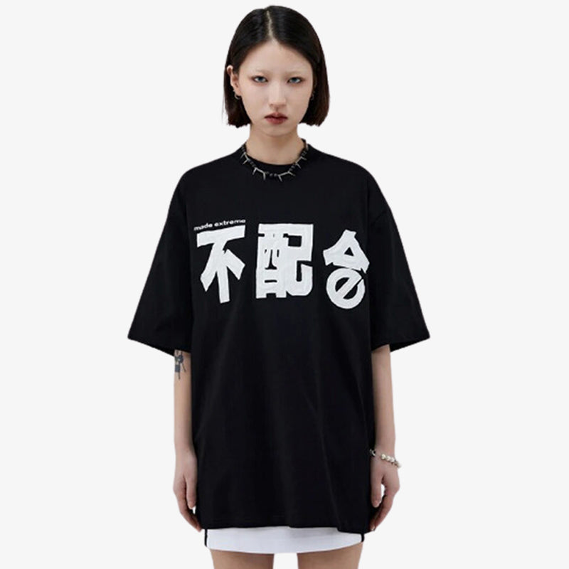 Mujer vestida con una camiseta japonesa con letras kanji modernas, perfecta para looks casuales inspirados en Japón