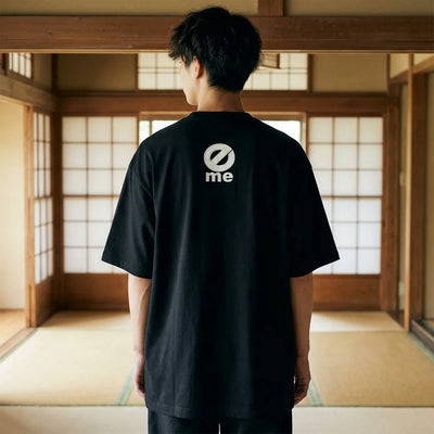 Camiseta japonesa de mujer vista de espalda con estilo urbano