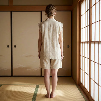 Vista trasera de la camiseta japonesa de lino sin mangas
