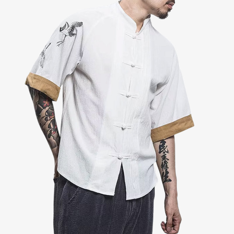 Hombre vistiendo camiseta de estilo japonés minimalista y elegante