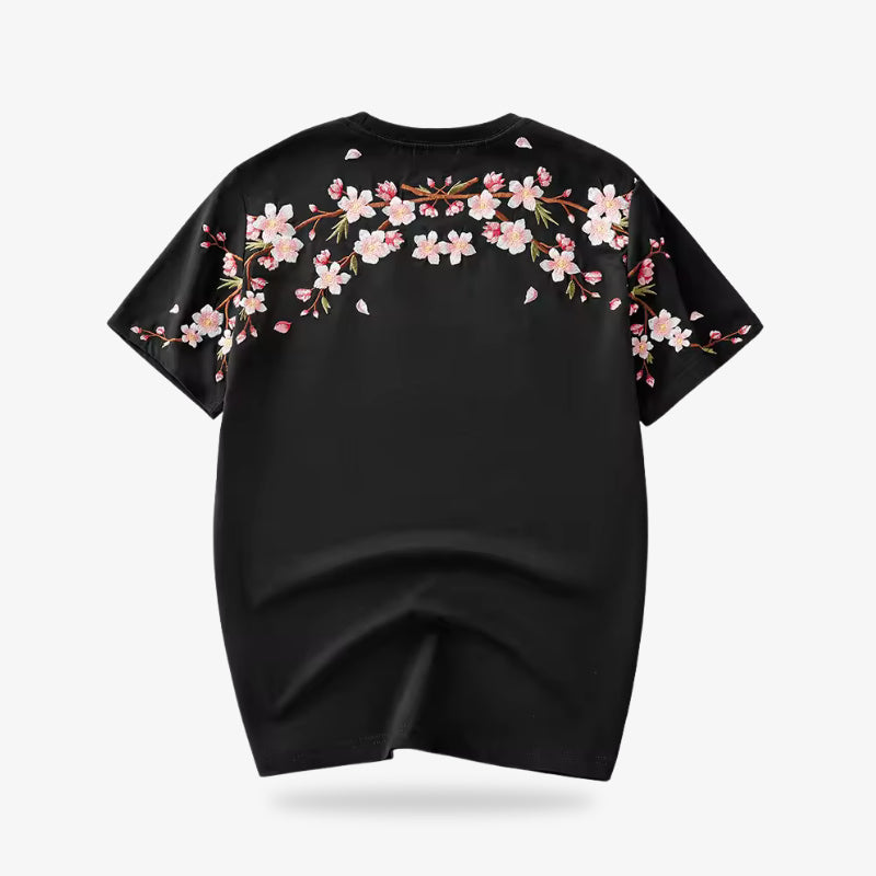 Camiseta negra sakura con diseño floral de flores de cerezo sobre fondo blanco