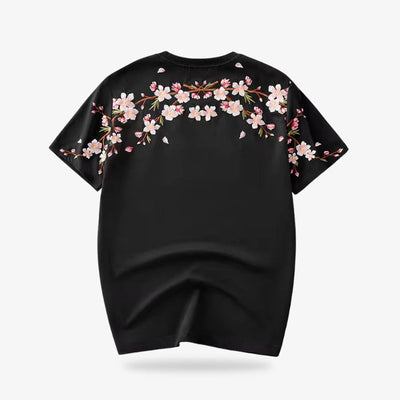 Camiseta negra sakura con diseño floral de flores de cerezo sobre fondo blanco
