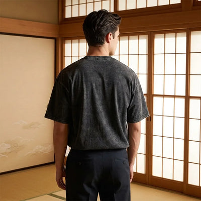 Espalda de camiseta japonesa con diseño manga en negro