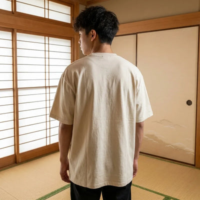 Camiseta Tokyo color crema vista trasera en escenario urbano