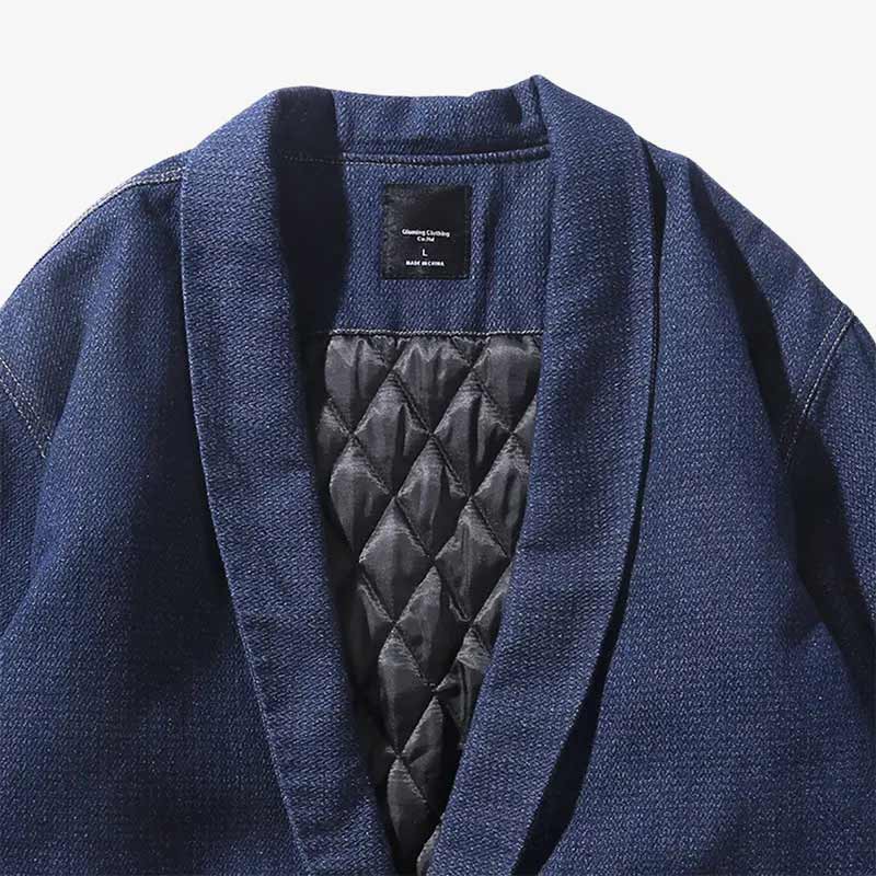 Haori azul claro con un tono índigo sencillo y elegante, combinando estilo tradicional japonés con minimalismo moderno