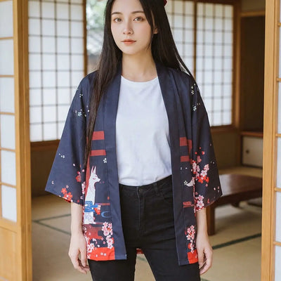 Cardigan inari kitsune visto de frente, con un zorro blanco estampado en la manga