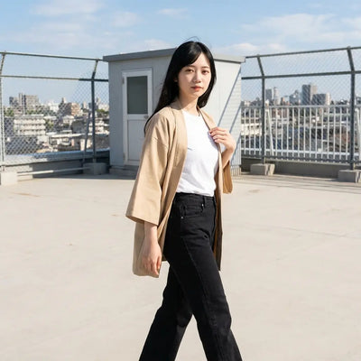 Cárdigan japonés para mujer en tejido beige sobre azotea