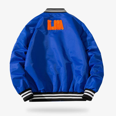 La chaqueta sukajan aporta un toque de Tokio a tu armario, con diseños atrevidos y bordados llamativos