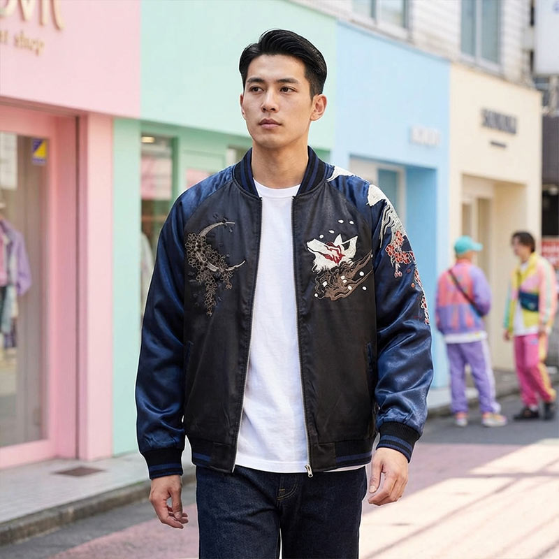 Hombre con chaqueta bomber japonesa azul con motivos florales en una calle urbana