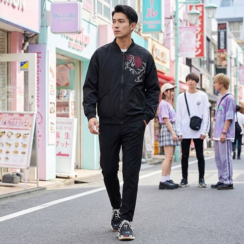 Hombre con chaqueta bomber japonesa en una calle urbana