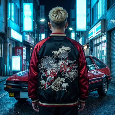 Persona con una chaqueta souvenir japonesa con diseño de kirin en un entorno urbano de Tokio