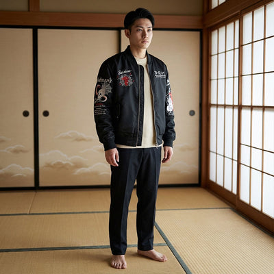 Hombre con chaqueta bomber negra en una habitación tradicional japonesa