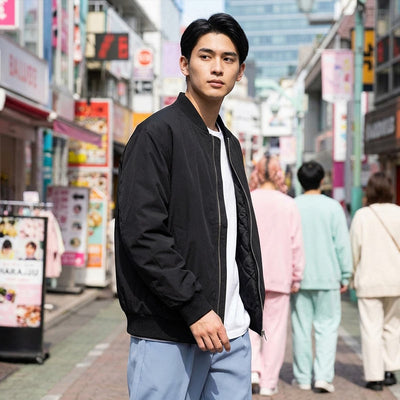 Hombre con chaqueta bomber japonesa en una calle de Harajuku