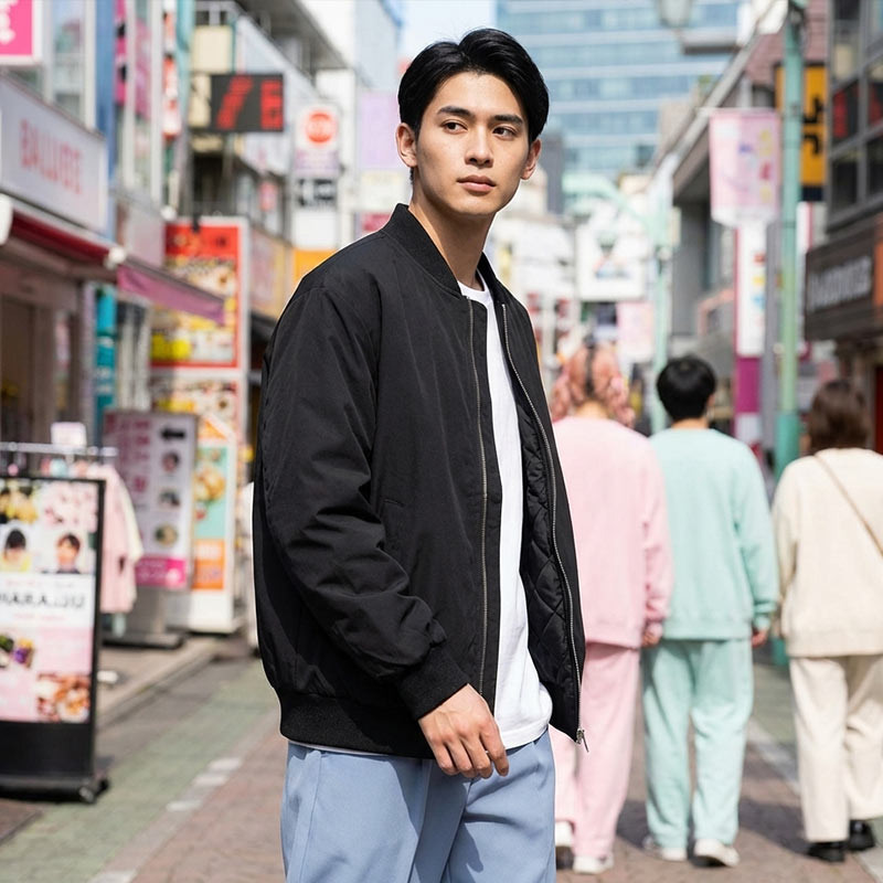 Hombre con chaqueta bomber japonesa en una calle de Harajuku