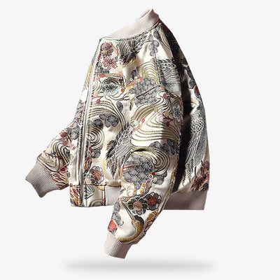 Esta chaqueta bomber sukajan es blanca con bordado japonés