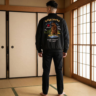 Chaqueta bomber tradicional japonesa sobre tatami con puertas shoji