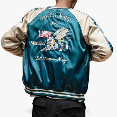 Un hombre lleva una chaqueta bomber sukajan reversible vintage con un símbolo bordado en la espalda