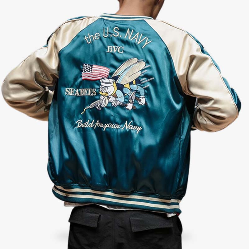 Un hombre lleva una chaqueta bomber sukajan reversible vintage con un símbolo bordado en la espalda