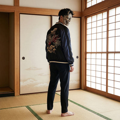 Persona con máscara tradicional japonesa y chaqueta bordada Sukajan en una habitación con tatami y puertas correderas