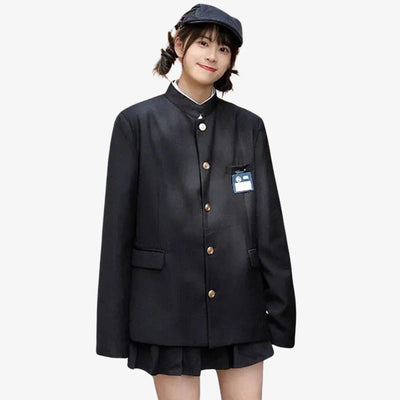 Look femenino con chaqueta Gakuran