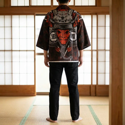Vista trasera de una chaqueta haori en una sala washitsu, mostrando el diseño completo de la espalda