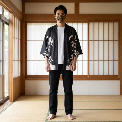 Hombre con una chaqueta haori tradicional japonesa en una habitación washitsu, vista frontal