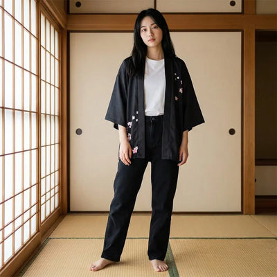 Mujer con un haori floral en una sala washitsu con tatami y paneles shoji