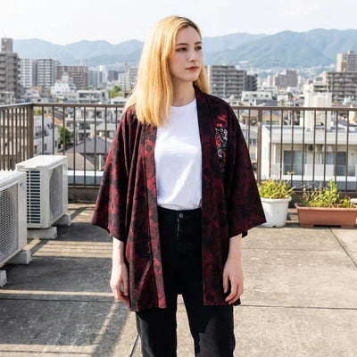 Chaqueta kimono armadura de lobo para mujer llevada abierta en una terraza