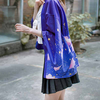Chaqueta kimono azul real con diseño kawaii japonés, gato Maneki Neko, estrellas y luna