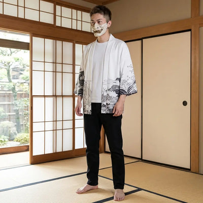 Hombre con chaqueta kimono blanca con dragón en un washitsu japonés