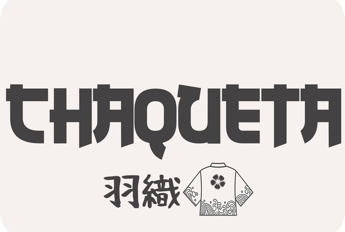 Logotipo con el texto «Chaqueta» kimono por una coleccion de ropas japonesas y un diseño estilizado de una chaqueta kimono japonesa para mujer sobre fondo blanco.