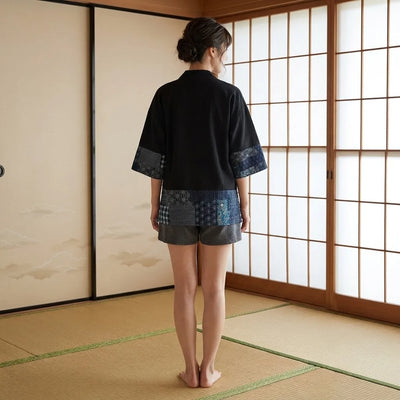 Chaqueta kimono haori floral vista trasera con pantalón vaquero