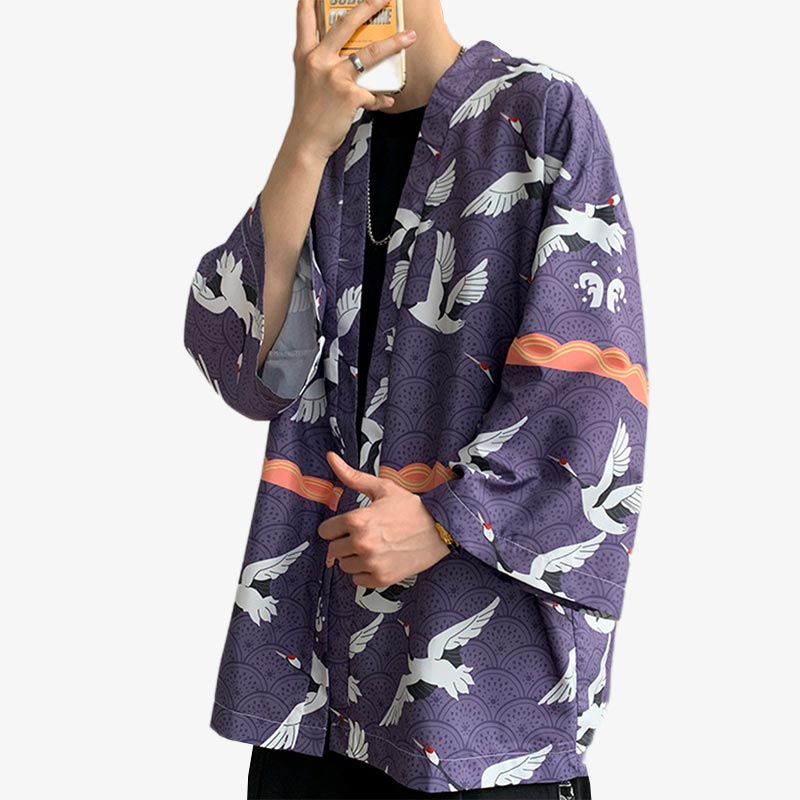 Hombre luciendo una chaqueta haori kimono japonesa de Tokio